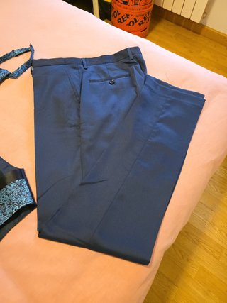Traje azul con detalles negros