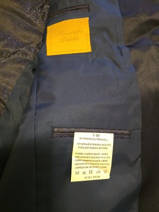 Traje azul con detalles negros