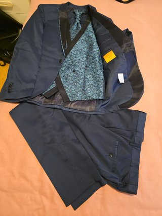 Traje azul con detalles negros