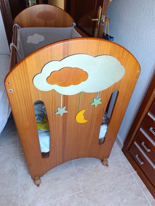 Cuna para bebé de madera con colchón