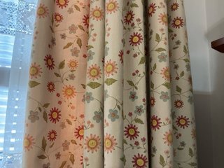 Cortina y cenefa flores beige multicolor