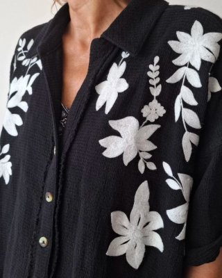 Blusa Free People Negra con Flores Blancas