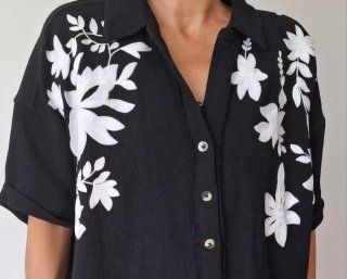 Blusa Free People Negra con Flores Blancas