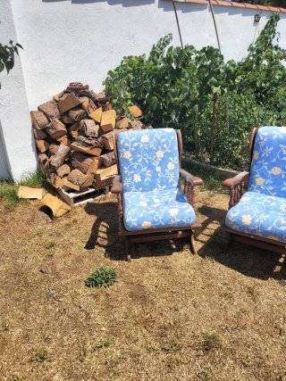 2 Sillones de madera con cojines