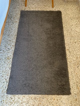Dos alfombras de pelo corto marrón grisaceo.
