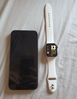 iPhone 15 Pro Max y Apple Watch 8