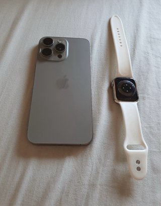 iPhone 15 Pro Max y Apple Watch 8