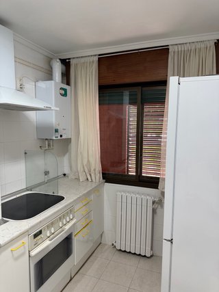 Muebles de cocina blancos y dorados