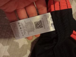Pantalón corto deportivo Puma negro y naranja