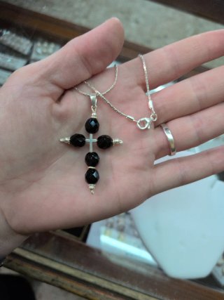 Cadena de plata con cruz de obsidiana