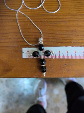 Cadena de plata con cruz de obsidiana