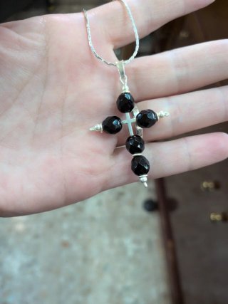 Cadena de plata con cruz de obsidiana