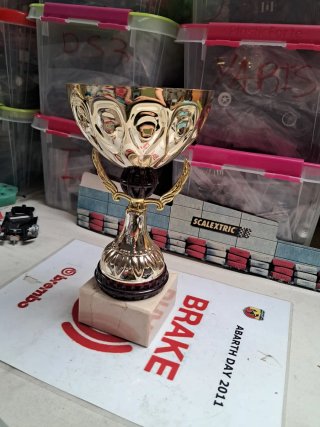 Trofeo dorado con detalles base de mármol