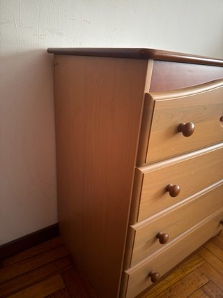 Cómoda de madera beige y marrón
