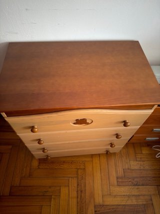 Cómoda de madera beige y marrón