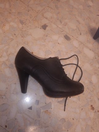 Zapatos de tacón negros con cordones