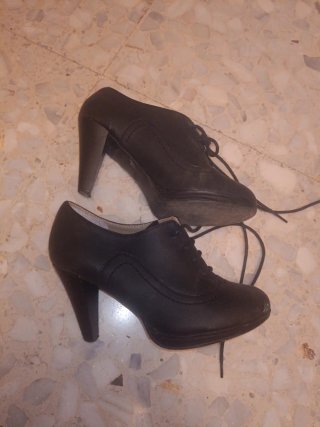 Zapatos de tacón negros con cordones