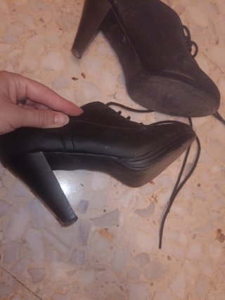 Zapatos de tacón negros con cordones