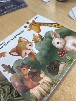 libro sensorial de tela para bebés de la marca...