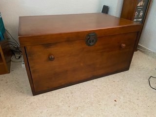 Baúl de madera maciza con cerradura