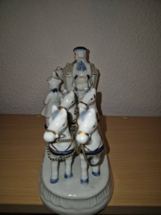Carroza de porcelana con figuras