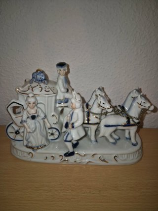 Carroza de porcelana con figuras
