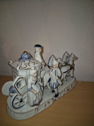 Carroza de porcelana con figuras