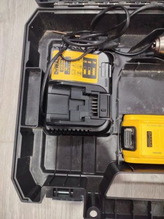 Taladro Dewalt DCD795 XR con baterías y maletín