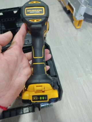 Taladro Dewalt DCD795 XR con baterías y maletín
