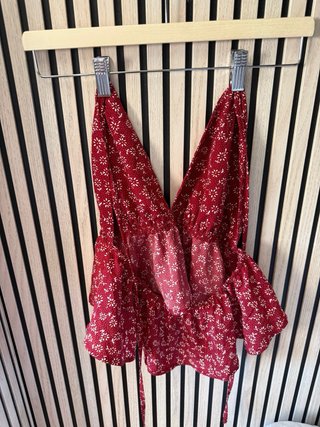 Top floral rojo y blanco