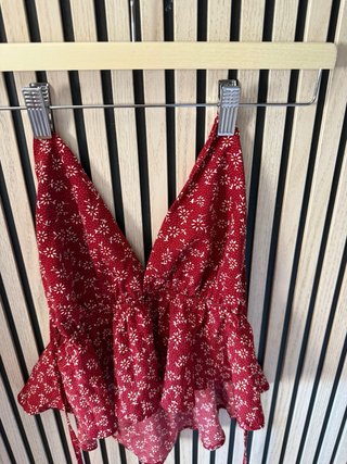 Top floral rojo y blanco