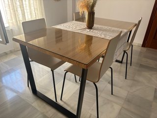 Mesa industrial madera y forja con cristal.