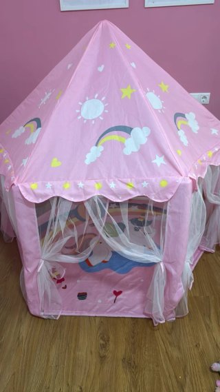 Cabaña de juguete rosa con unicornios