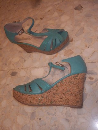 Sandalias cuña verde agua con brillos