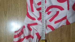 Top blanco con estampado rosa