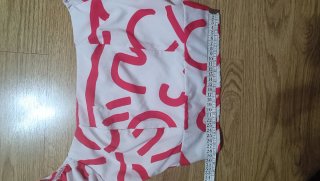 Top blanco con estampado rosa