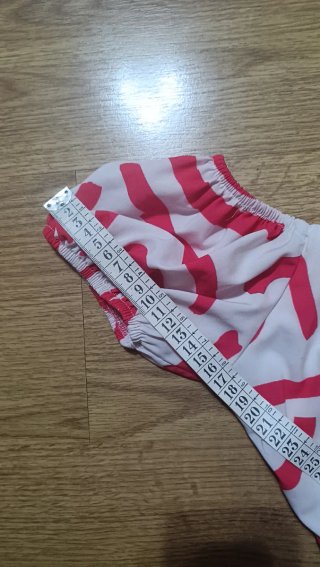 Top blanco con estampado rosa