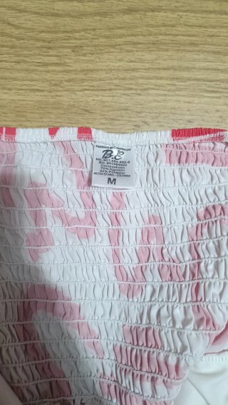 Top blanco con estampado rosa