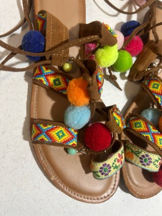Sandalias planas con pompones talla 40