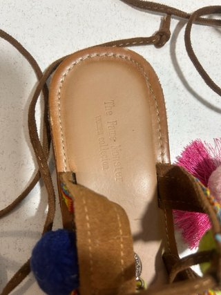 Sandalias planas con pompones talla 40