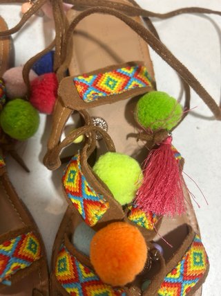 Sandalias planas con pompones talla 40