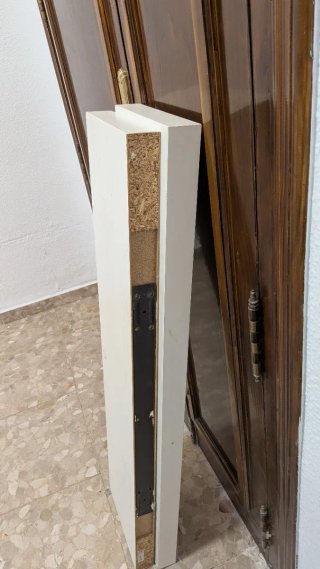 Estanterías de madera blancas