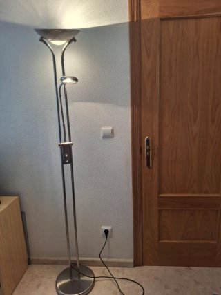 Lámpara de pie moderna plateada