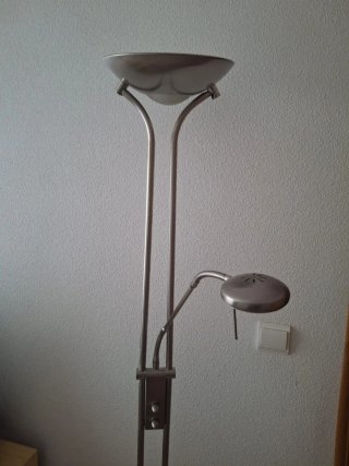 Lámpara de pie moderna plateada