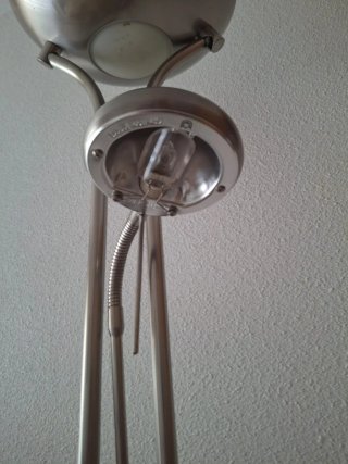 Lámpara de pie moderna plateada