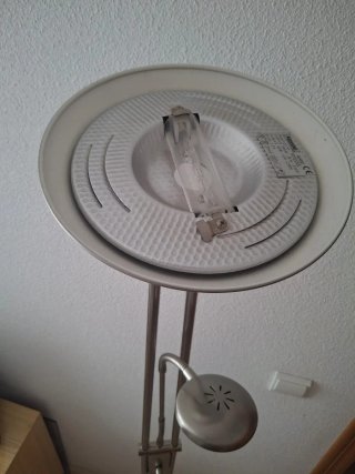 Lámpara de pie moderna plateada