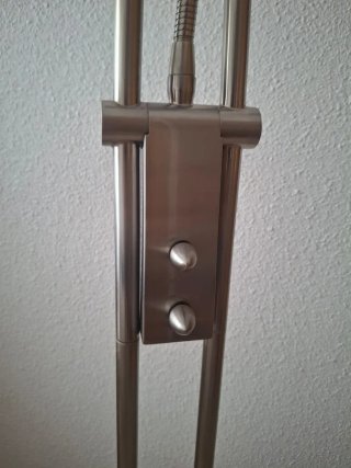 Lámpara de pie moderna plateada
