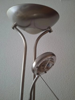 Lámpara de pie moderna plateada