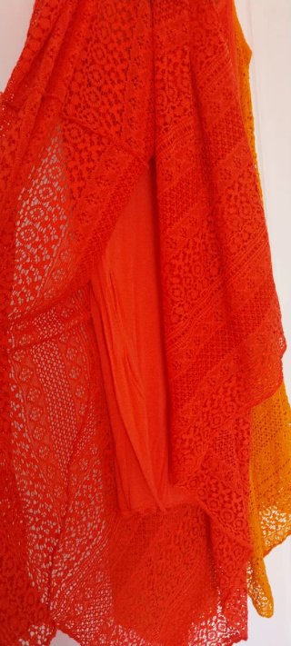 Vestiti in pizzo arancione e rosso