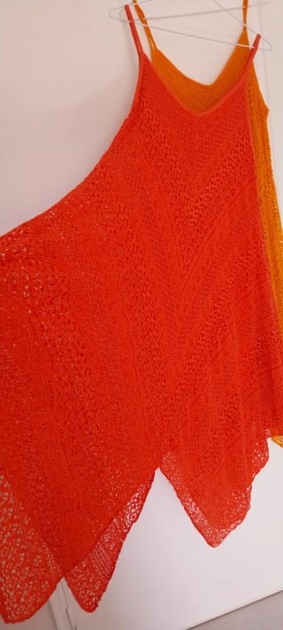 Vestiti in pizzo arancione e rosso